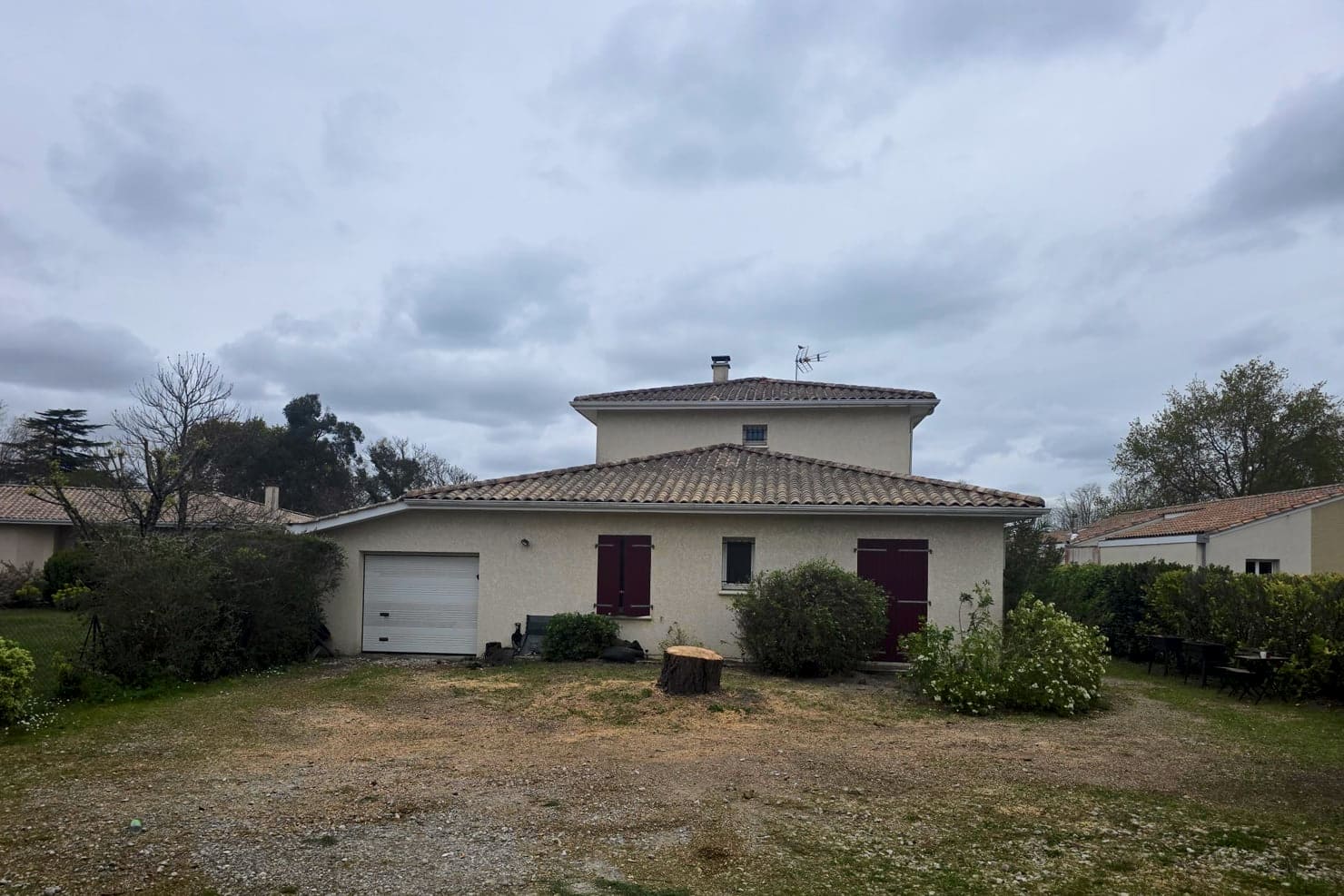 Après : la même maison dégagée, il ne reste qu’une souche basse du pin parasol