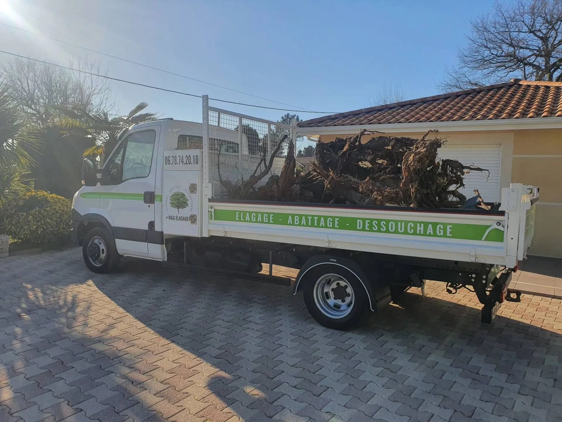 Le camion de W&G chargé de souches